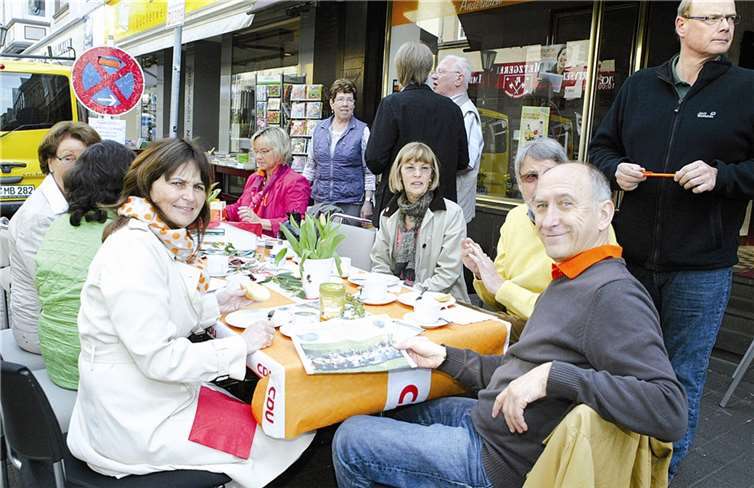 Fairtrade-Frühstück in Andernachs Bahnhofstraße. Mit dabei MdB Mechthild Heil, die auch verbraucherpolitische Sprecherin ihrer Bundestagsfraktion ist.privat