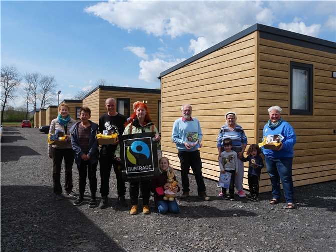 Fairtrade-Steuerungsgruppe und die Beigeordnete der Stadt Sinzig mit einigen Bewohnern der Tinyhäuser in Sinzig und Bad Bodendorf bei der Übergabe der „Fairen Geschenkkörbe“.  Foto: privat