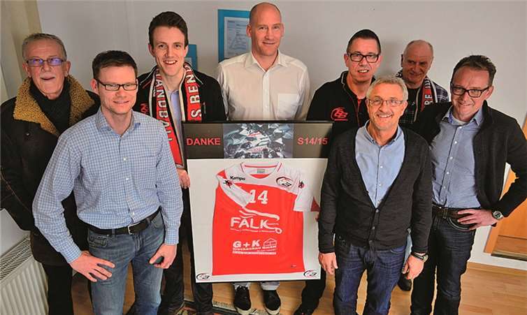 Falk-Geschäftsführer und TSB-Vorstand freuen sich über den neuen Handballtrainer Christoph Barthel (Mitte).HEP