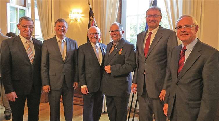Falk Schneider und Jörg Backhaus (3.u.4.v.l.) aus Vettelschoß erhielten vom Präsidenten der Struktur- und Genehmigungsdirektion (SGD) Nord, Dr. Ulrich Kleemann (2.v.l.) die Verdienstmedaille des Landes Rheinland-Pfalz ausgehändigt. Zu den ersten Gratulanten zählten neben dem Neuwieder Landrat Rainer Kaul (2.v.r.) auch der DRL-Kreisvorsitzende Klaus Dalpke (r.) und der Vettelschoßer Ortsbürgermeister Heinrich Freidel. privat