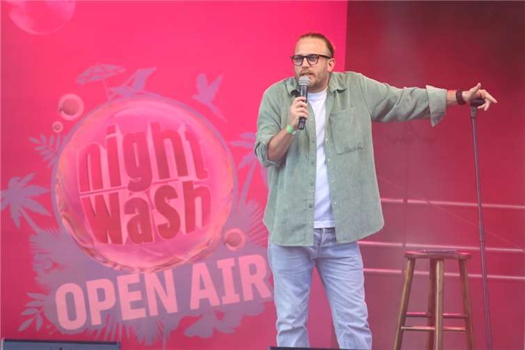 Falk Schug interagierte schon mal mit dem Publikum oder nahm den Fotografen aus Korn.