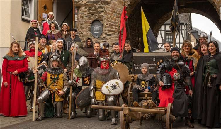 Fallerport in Alken: vereinter Schutz für die Heereskasse durch Mannen und Weibsleut der Burg Thurant und der Ritterschaft von Andernach.Foto: privat