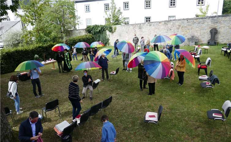 Falls es plötzlich regnen sollte stehen auch Schirme für die Besucher der Gottesdienste bereit. Foto: privat
