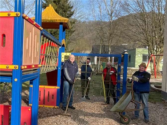 Fallschutz wurde am Spielplatz an der Wiedhalle aufgetragen.