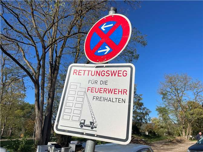 Wer keine Rettungsgasse bildet, riskiert bald den Führerschein Falschparker müssen künftig tiefer in die Tasche greifen. Foto: ROB