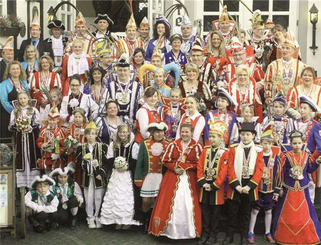 Familiäre Enge herrschte nicht nur im Rittersaal, sondern auch auf der Treppe. DL