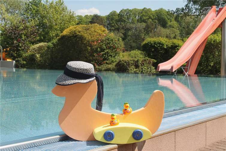 Familie Bade-Ente wartet schon am Beckenrand bis die Freibadsaison im Mons-Tabor-Bad beginnt. Los geht’s am 21. Mai.  Foto: VG Montabaur / Christina Weiß