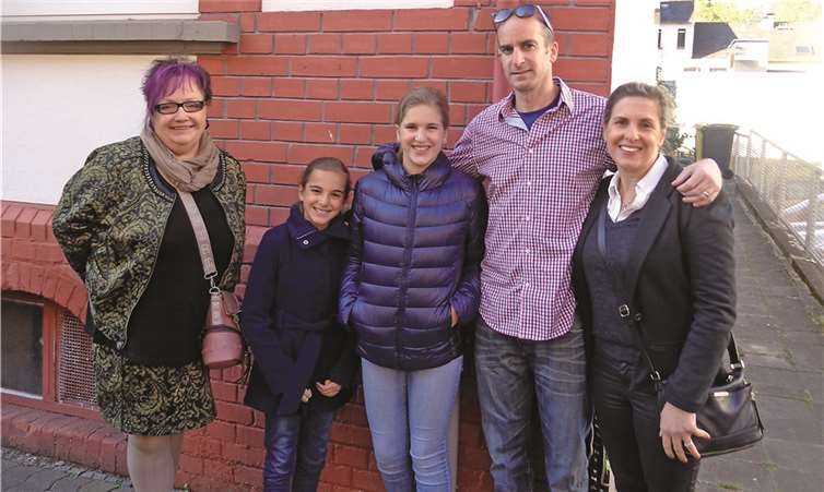 Familie Baer mit der Beigeordneten Beatrice Schnapke-Schmidt vor dem ehemaligen Wohnhaus der Geschwister Baer in der Mittelstraße.Bernd Geil/Stadt Lahnstein