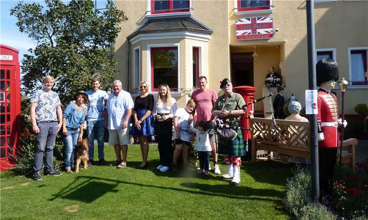 Familie Blackburn mit AndyMo und „The walking Mac“.Fotos: privat