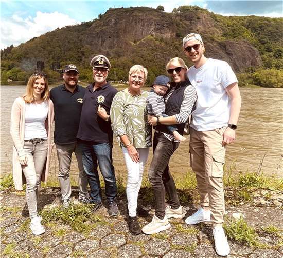 Familie Briel am Rhein: v.li. Schwiegertochter Vanessa, Sohn Daniel, Vater Bernd, Mutter Waltraud, Tochter Carina mit Enkel Maximilian und Schwiegersohn Niklas.. Fotos: privat