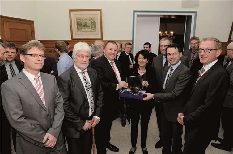 Familie Christoph und Susanna Smolenski, Landrat Dr. Jürgen Pföhler und Staatssekretär David Langner eröffnen den Erweiterungsbau „ Alte Mühle“ mit der Schlüsselübergabe. -FIX-