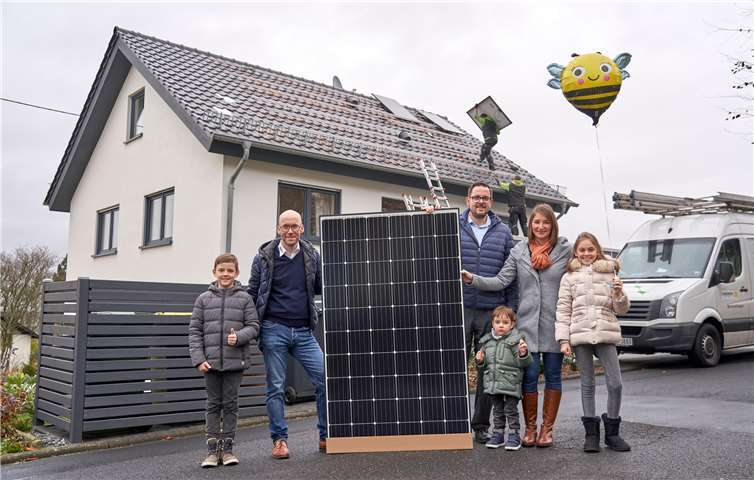 Familie Diel und evm-Energieberater Thomas Schmitz (2. von links) freuen sich über die Montage der Solaranlage. Foto: Sascha Ditscher/evm