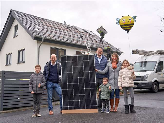 Familie Diel und evm-Energieberater Thomas Schmitz (2. von links) freuen sich über die Montage der Solaranlage. Foto: Sascha Ditscher/evm
