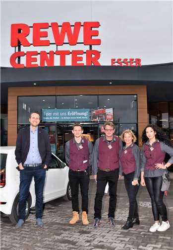 Familie Esser freuen sich mit ihren Mitarbeitern über die neue Wirkungsstätte. Foto: Eich