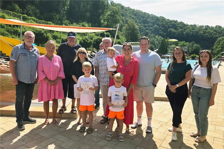 Familie Frank aus Plaidt freute sich über Präsente im Sayner Freibad.