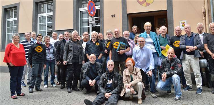 Familie Goodman, ehemals Gütgemann, mit dem Velocette Eigner Club Deutschland in Oberwinter.Fotos: AB