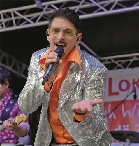 „Familie Hossa“ begeistert mit ihrem bunten Bühnenprogramm die Festbesucher.