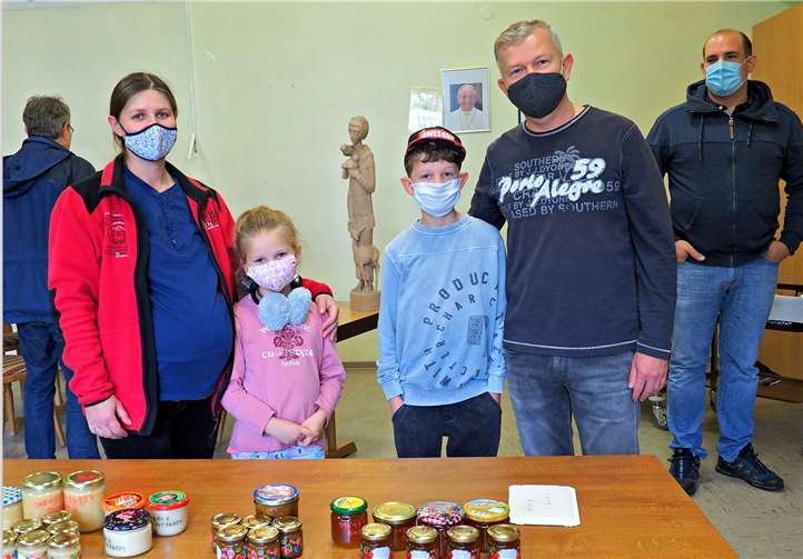 Familie Juschakov sowie Markus Schilling als stellv. Vorsitzender des Gartenbauvereins vor dem Honigstand. Fotos: privat