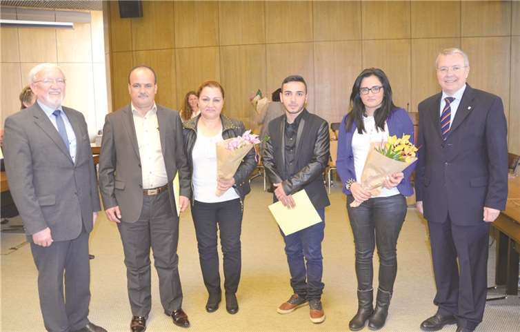 Familie Keder, gebürtig aus dem Irak und seit 1999 in Deutschland, zusammen mit Landrat Frithjof Kühn und dem Neubürgerbeauftragten des Rhein-Sieg-Kreises, Ludwig Neuber. Privat