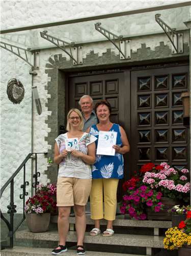 Familie Klüppel vor ihrem Haus. Fotos: Rea Brinkhoff