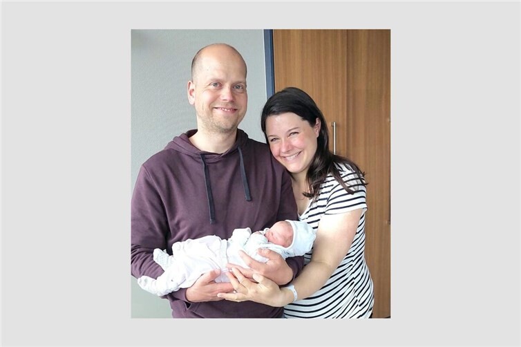 Familie König mit Tochter Charlotte, dem 555. Baby des Jahres im Marienhaus Klinikum St. Elisabeth Neuwied. Foto: Christina König