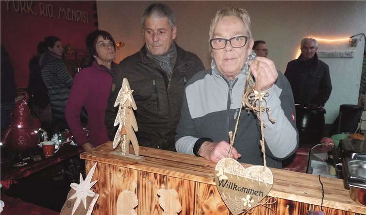 Familie Laux bot außer Spießbraten und Currywurst auch noch eigens gefertigte Weihnachtsdeko aus Holz an.