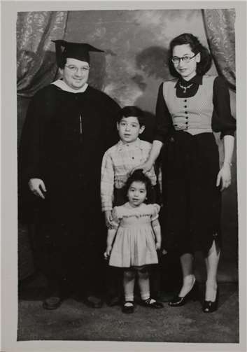 Familie Loeb bei der Graduation: Ernst Loeb, Sohn Dennis, Tochter Karen und seine Frau Margot.