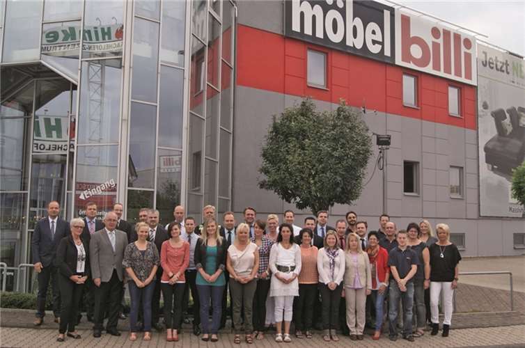 Familie May freut sich mit den Mitarbeitern über den 20. Geburtstag von möbel billi. privat