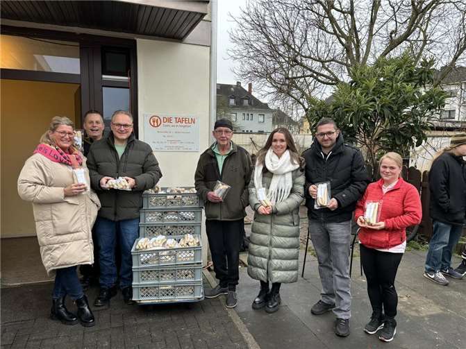 Familie Meyer spendete der Tafel 1000 Brühbratwürste.  Foto: Fredi Winter