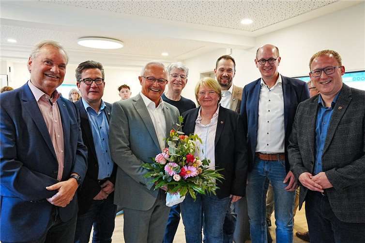 Familie, Mitarbeiter, Parteifreunde und politische Weggefährten feierten Achim Hallerbachs (3. v.L.) Wahlsieg am Sonntagabend im Kreishaus.  Fotos: FF
