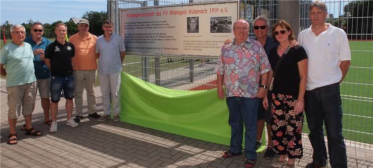 Gedenktafel in Erinnerung an einen großen Fußballer Familie Mohrs zusammen mit dem Vorstand und Mitgliedern der Fördergemeinschaft.Herbert Hennes