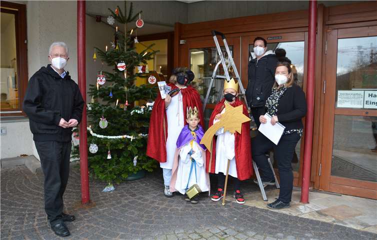Familie Müller, Andrea Zöller von der Kreisverwaltung und Landrat Frank Puchtler bei der Segnung des Kreishauses. Foto: Rhein-Lahn-Kreis