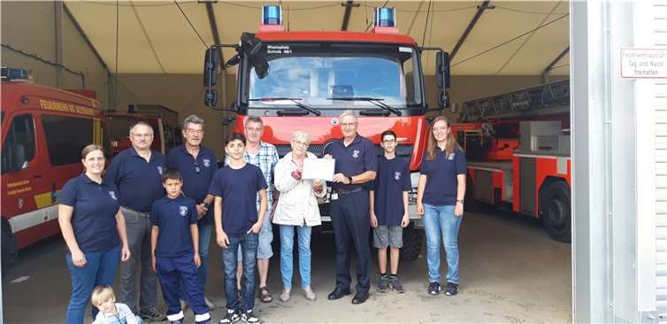Familie Müller, der Wehrleiter Herr Linnarz, die Verbands-Jugendfeuerwehrwartin Pia Grisotto sowie Vertreter der Jugendwehren in Altenahr trafen sich am Gerätehaus der Feuerwehr für die Spendenübergabe.  Foto: privat