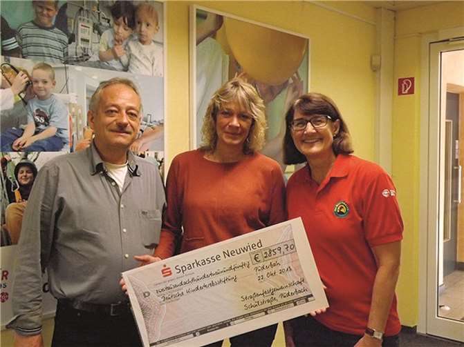 Familie Neyen bei der Scheckübergabe in den Geschäftsräumen der Deutschen Kinderkrebsstiftung, zusammen mit der Leiterin der Spendenabteilung Ute Drautz.privat