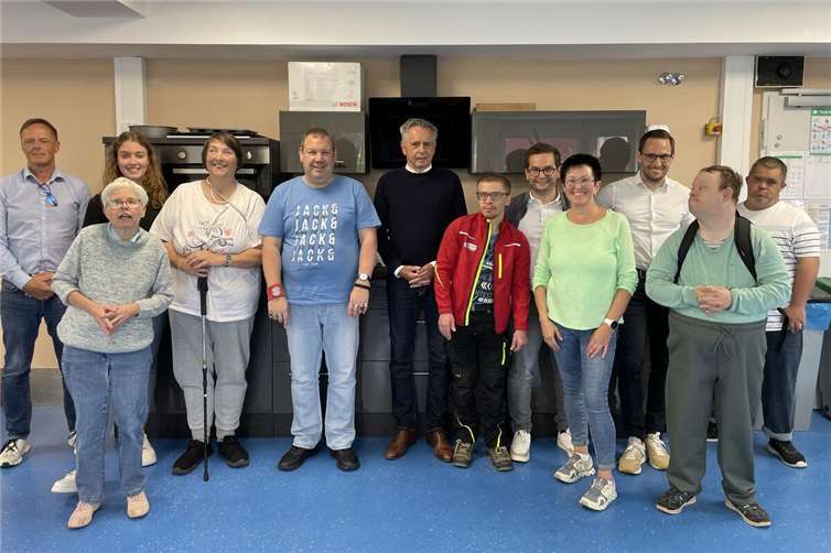Familie Rombach mit einer Abordnung der Entlastungsgruppe.Foto: WfbM St. Katharinen