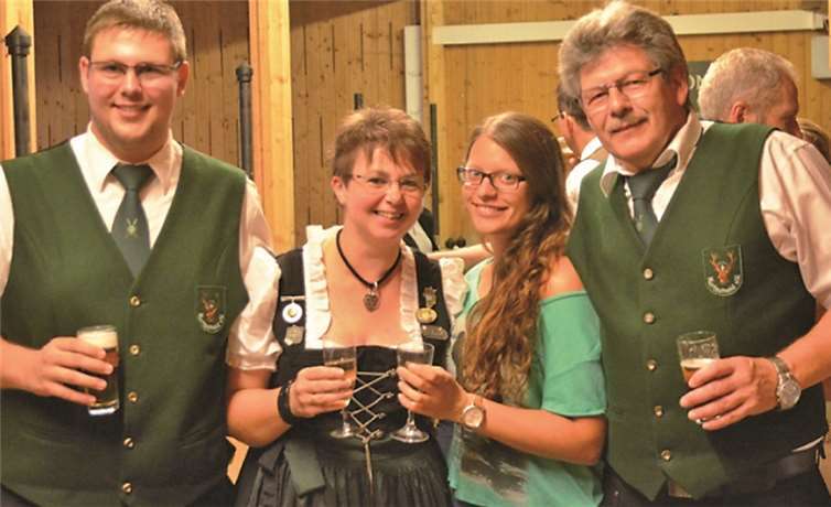 Familie Schmitz. V.l.: Sohn Dennis, Schützenkönigin Sabine, Freundin Simone und Ehemann Frank.privat