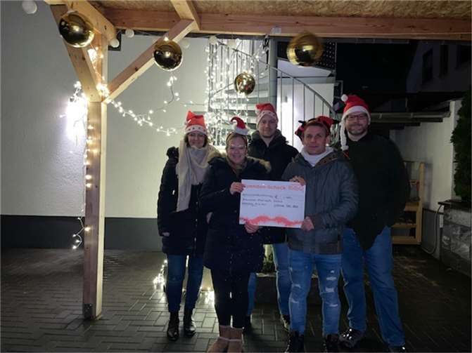 Familie Schmorleiz aus Ochtendung freut sich, dass sie so viel spenden kann. Foto: privat