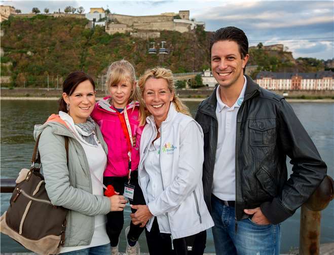 Familie Volk mit Inka Orth vom Bunten Kreis Rheinland während des Taschenlampenkonzerts in Koblenz.Foto: Michael Bause
