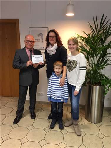 Familie Wendling gewinnt das Multi-Kanal-Gewinnspiel der Volksbank RheinAhrEifel und nimmt von Privatkundenberater Berthold Leinz ihren Preis, einen 2.500 Euro-Reisegutschein, entgegen.  Privat