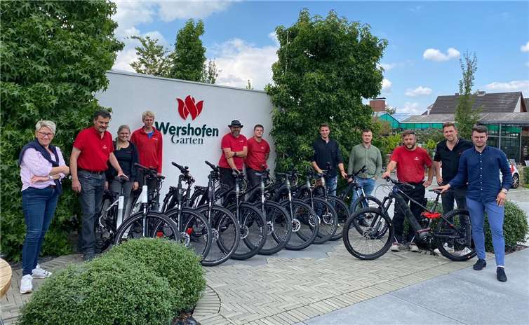 Familie Wershofen und die Mitarbeiter freuen sich über die neuen Diensträder. Foto: Privat