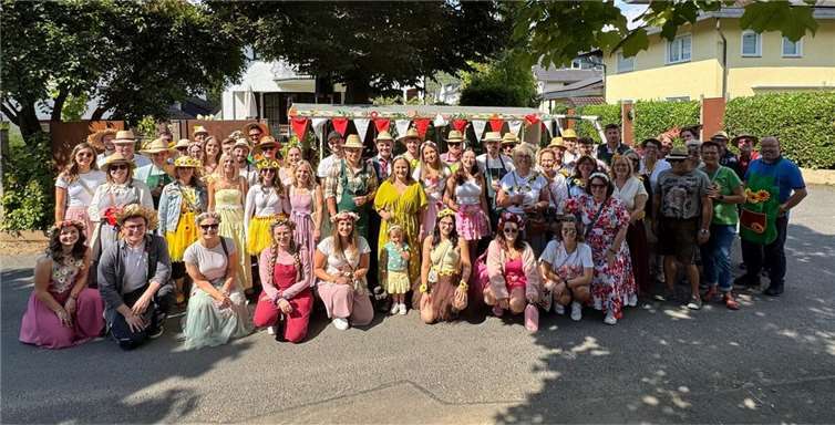 Familie udn Freunde von Weinkönigin Tiana und ihren Prinzessinnen Natalie und Isabella beim Weinfestumzug in Walporzheim.  Foto: Hardy Mies