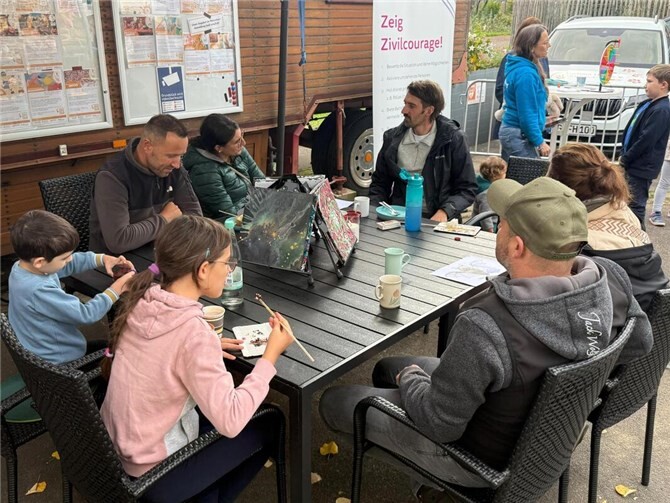 Kreativität, Begegnung und Miteinander beim Tag der Offenen Tür  Familien genießen den Austausch und das Essen.