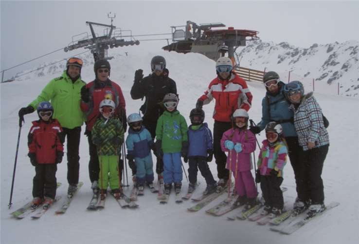 Familien mit Kindern aller Altersgruppen nahmen an der Skifreizeit teil. Alle waren begeistert und sausten zum Ende eines Kurses die Pisten runter. privat
