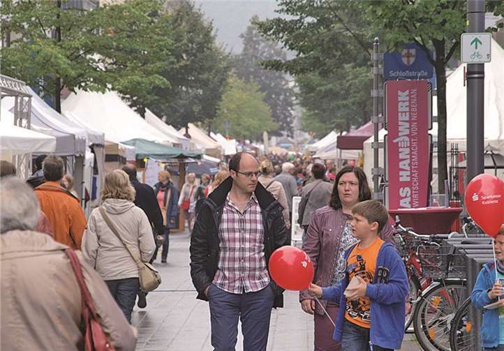 Familien schlenderten ausgiebig, wie hier über die Schlossstraße, die sich sehr schnell sehr gut füllte. US