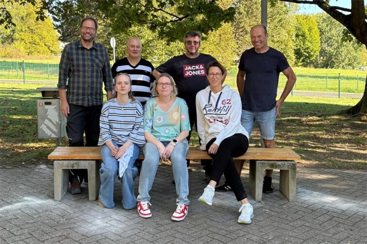 Familien und Lehrer nach getaner Arbeit.