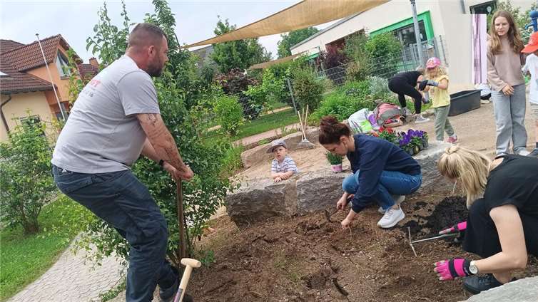 Familienaktion bringt frisches Grün in die Kita.