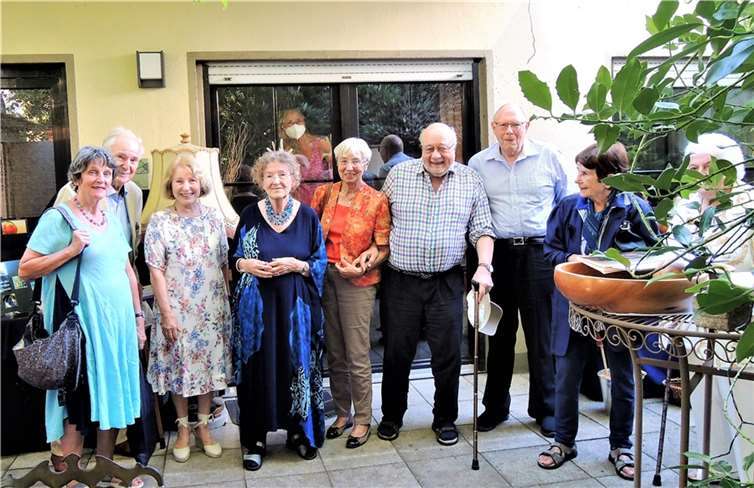 Familienfoto: Ursula Contzen (Mitte; im Hintergrund Monika Clever) umrahmt von Mitgliedern der Senioren-Union Wachtberg.  Fotos: privat