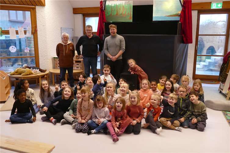 „Familienfoto“ in der Kita, mit Lars, Guido und Helfer Willi nach dem Puppenspiel „Lukas und der Rote Drachen“.  Foto: AB