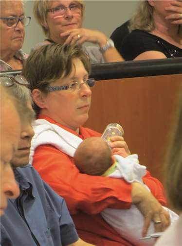 Familienfreundliche Lokalpolitik in der Praxis: Judith Lehnigk-Emden (FDP) mit ihrem Nachwuchs.