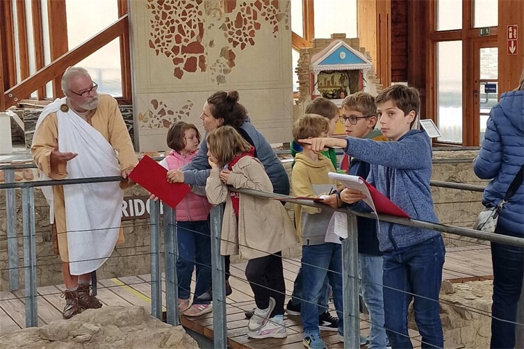 Familienführungen erfreuen sich in der Roemervilla großer Beliebtheit. 